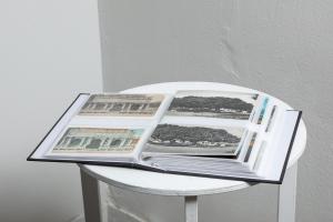 Luca Clabot, Tutti spariti durante la spedizione, 2017-2019, portafoto con cartoline,18,5x25,5 cm